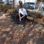 uczeń siedzacy na ławce przy pomniku Marka Perepeczki