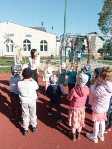 Na zdjęciu dzieci tańczące na boisku szkolnym.