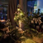 drzewko świąteczne ozdobione lampkami