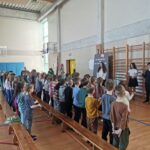 Dzieci naśladują ruchy prezentowane przez starszych uczniów nawiązujące do treści wiersza
