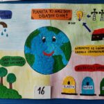 zdjęcie plakatu przedtawiającego usmiechnietą ziemię, oszczędzanie wody, segregowanie śmieci oraz dbanie o czyste lasy 
