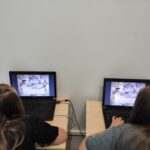 Uczennice siedzą przy komputerach