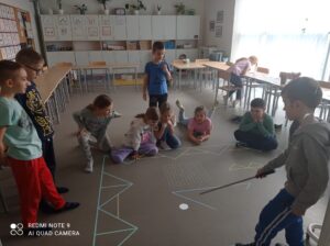 Grupa dzieci bawiąca się na podłodze przy wykorzystaniu "Podłogi interaktywnej"