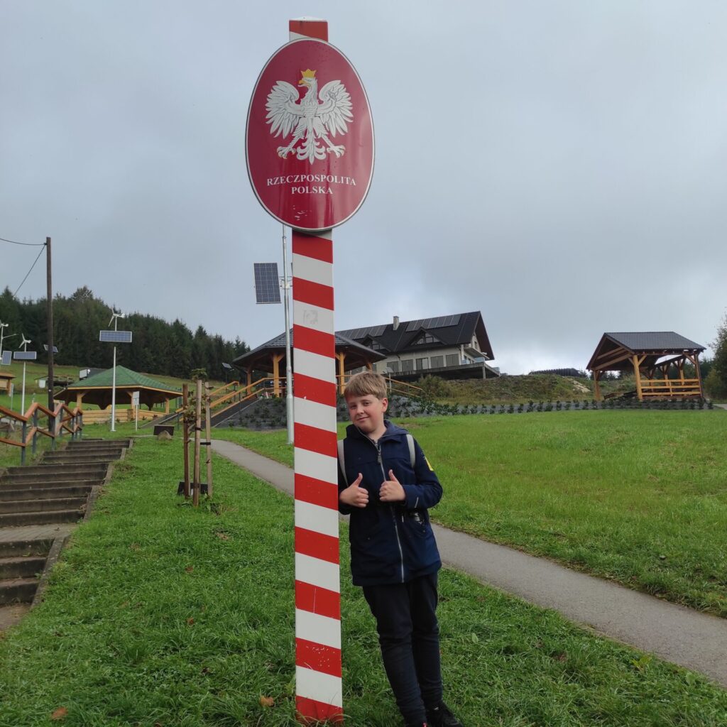 Chłopiec przy słupie granicznym Polski