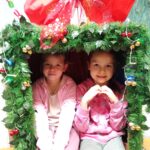Dwie dziewczyny w świątecznej foto-budce.
