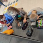 uczniowie wykonujący zadania na kartkach o św. Janie Pawle II
