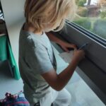 uczeń wykonujący zadanie na kartce