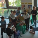 uczniowie czytają książki i wykonują zadania