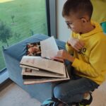uczeń czyta książkę o Janie Pawle II