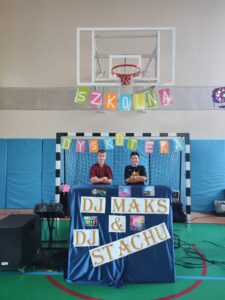 uczniowie organizatorzy dyskoteki, dekoracja