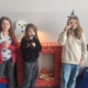 20251127_092510 Uczniowie pozują do zdjęć z rekwizytami związanymi z Harrym Potterem