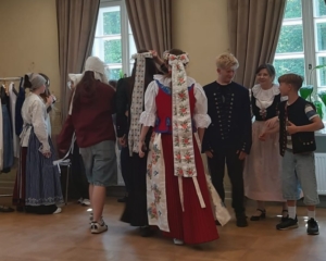 Uczestnicy zajęć przebrani są w tradycyjny strój śląski
